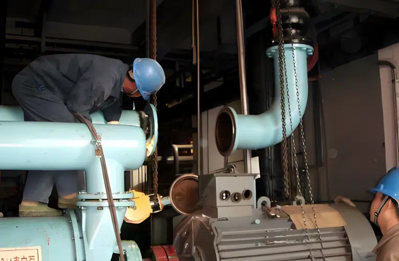 Os engenheiros da YANHAO estão alinhando tubos e flanges.
